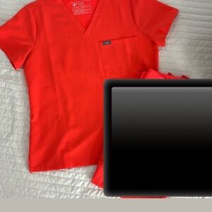 Figs fiery coral Catarina scrub top